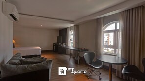 Triple Room | Desk, laptop workspace, free WiFi, bed sheets