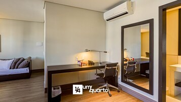 Escritorio, espacio para trabajar con laptop y wifi gratis 