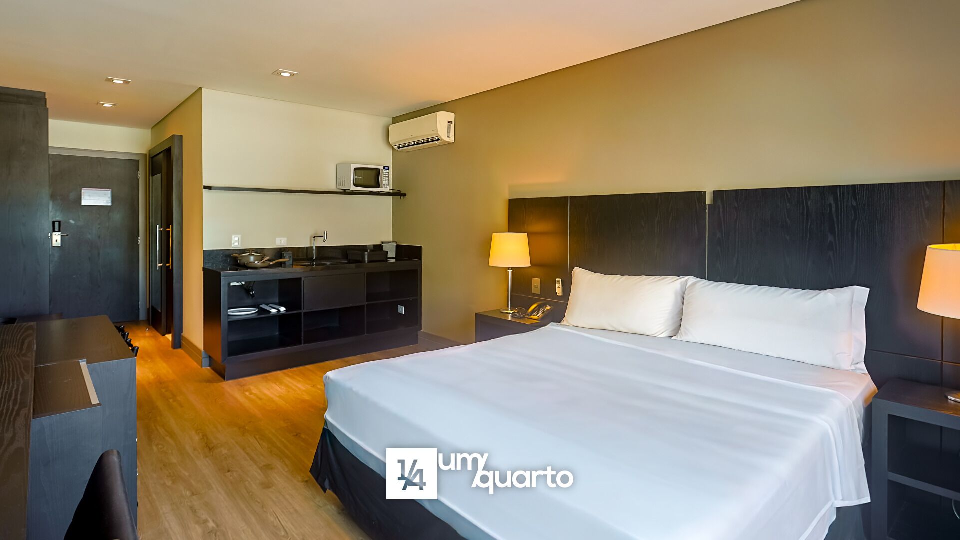Escritorio, espacio para trabajar con laptop y wifi gratis 
