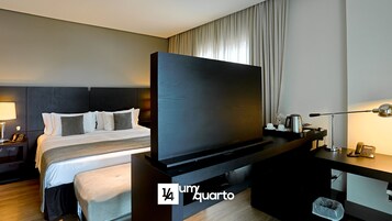 Escritorio, espacio para trabajar con laptop y wifi gratis 