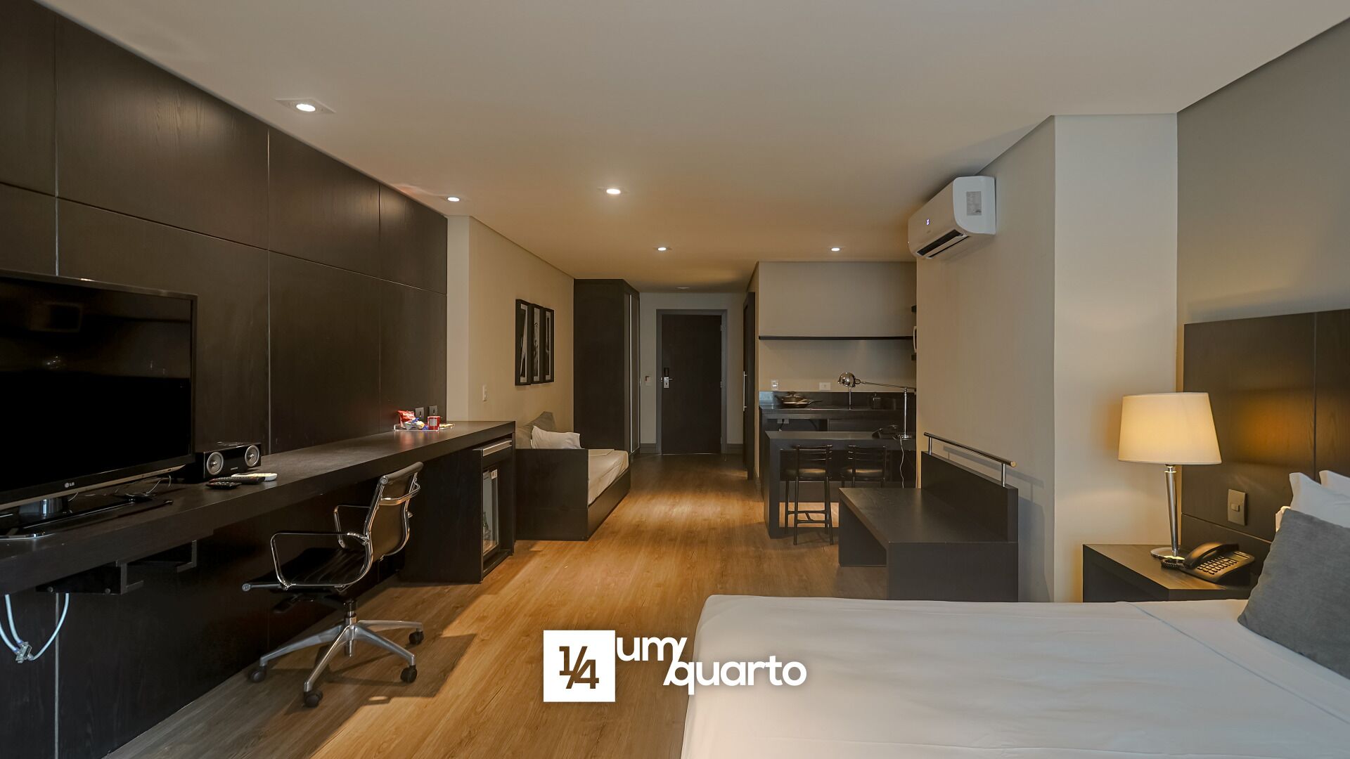 Escritorio, espacio para trabajar con laptop y wifi gratis 