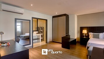 Escritorio, espacio para trabajar con laptop y wifi gratis 
