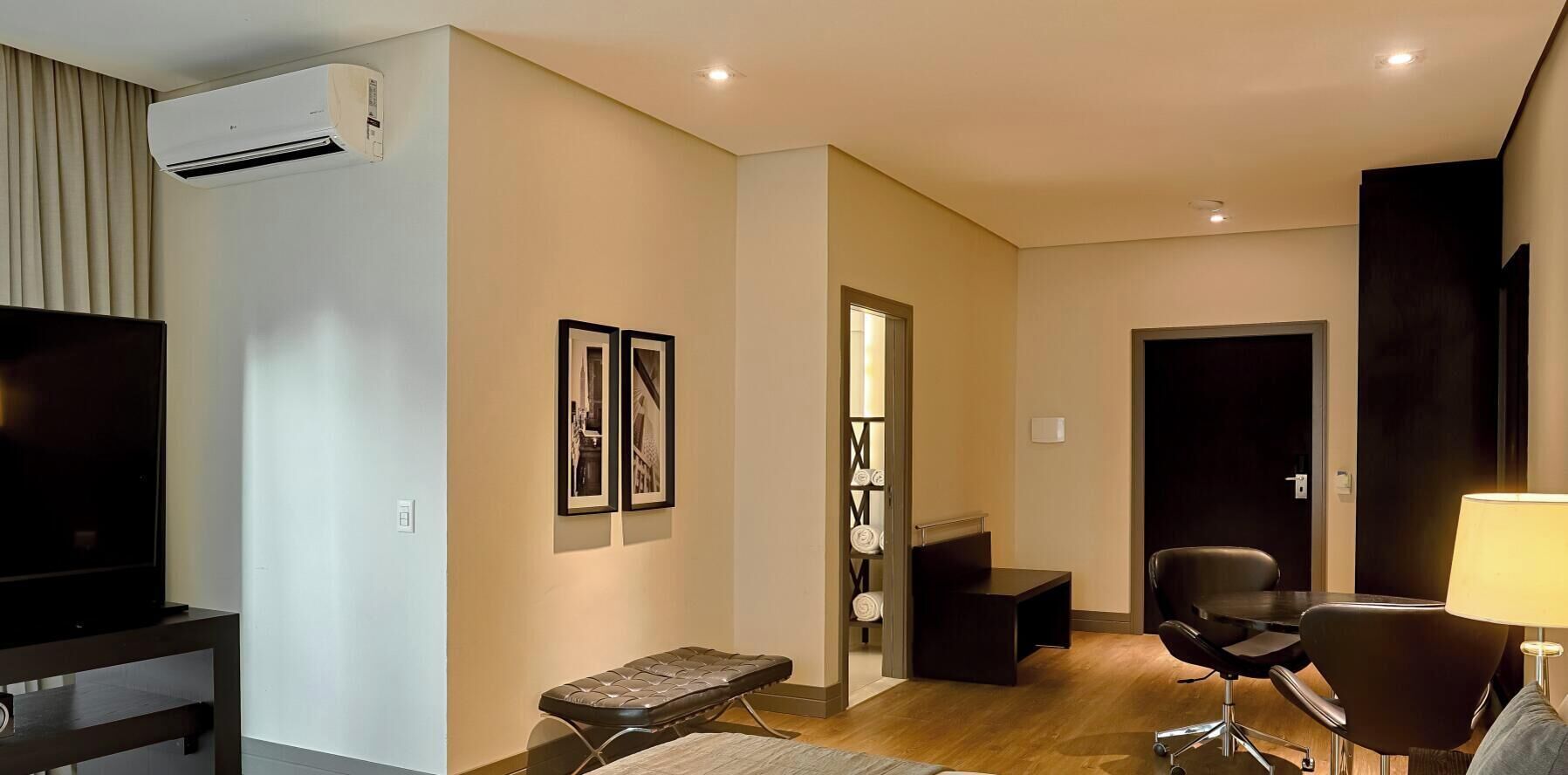 Suite Premium | Escritorio, espacio para trabajar con un portátil, wifi gratis