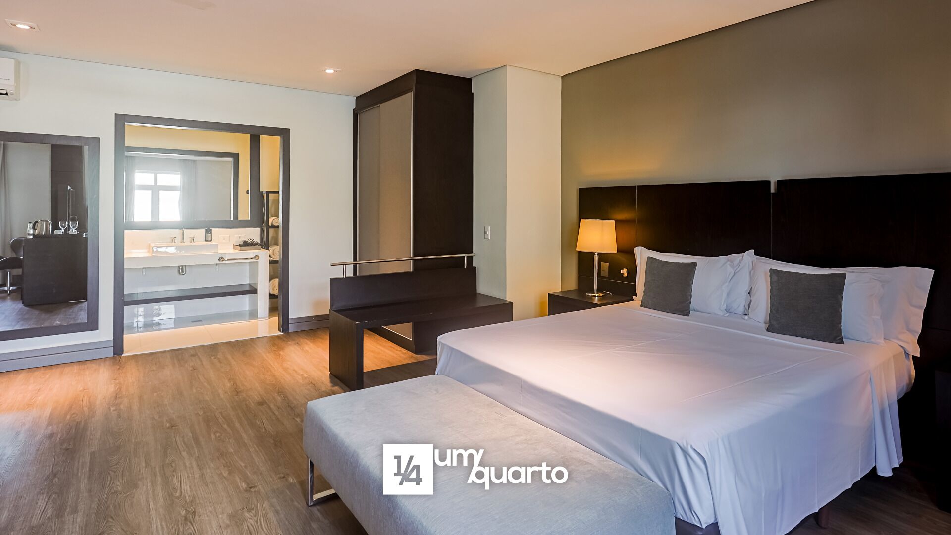 Family Studio | Desk, laptop workspace, free WiFi, bed sheets