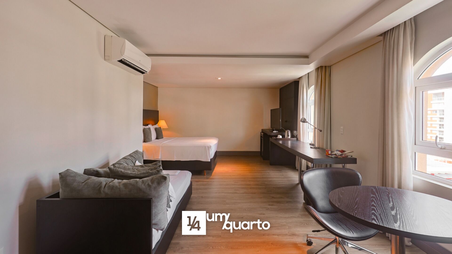 Escritorio, espacio para trabajar con laptop y wifi gratis 