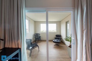 Elite Suite | Desk, laptop workspace, free WiFi, bed sheets - Manhattan On Floor (Curitiba)