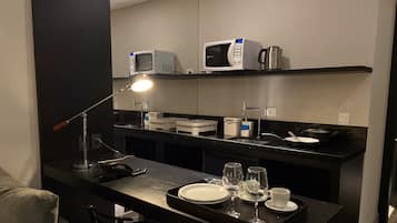 Loft com Cozinha by ¼ UmQuarto. | 1 habitación, escritorio y espacio para trabajar con laptop