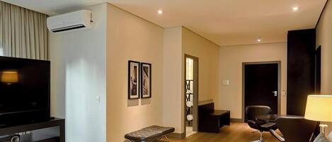 Premium Suite | Desk, laptop workspace, WiFi (free), bed sheets