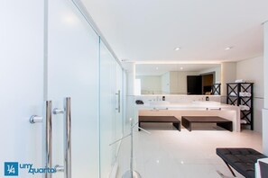 Manhattan by ¼ UmQuarto. | Badezimmer | Dusche, Regendusche, Haartrockner, Handtücher