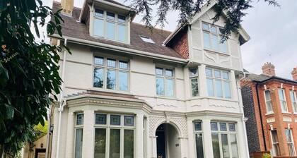 Luxury 2 bed Apartment Golden Triangle w Parking