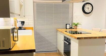 Luxury 2 bed Apartment Golden Triangle w Parking