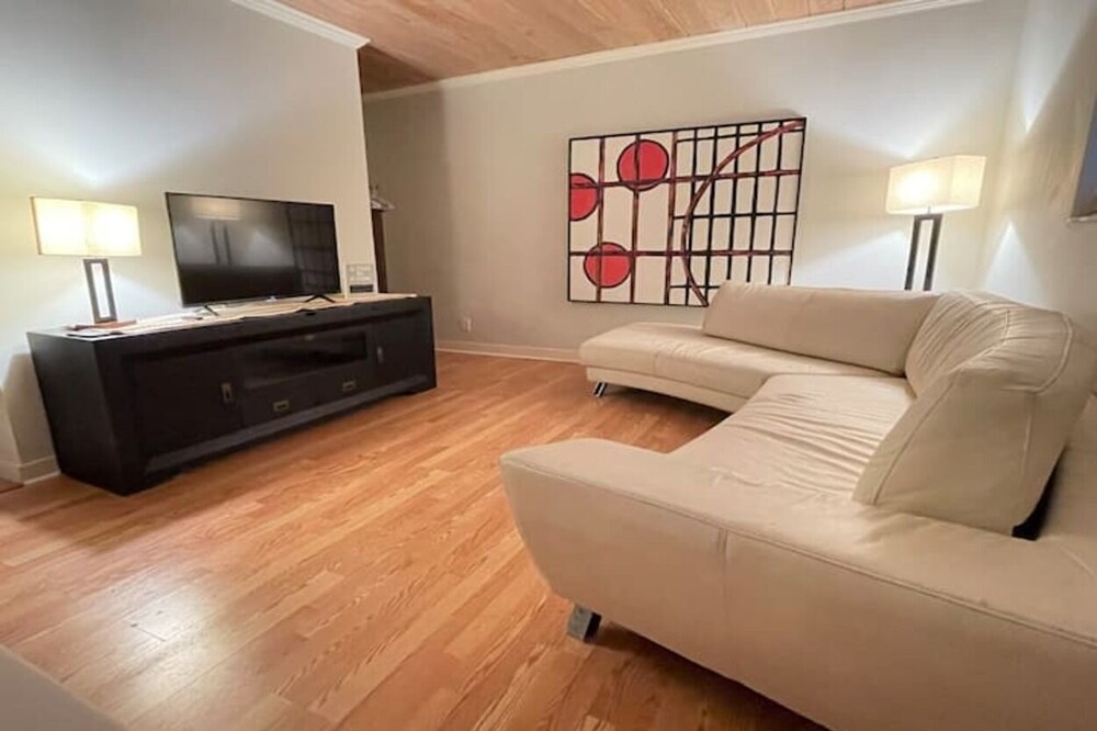Stylish Studio Apt - Near the Beach