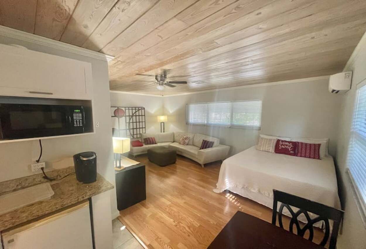 Stylish Studio Apt - Near the Beach