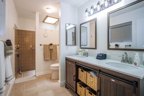 Bañera con ducha, secador de pelo, toallas
