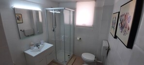 Dusche, Haartrockner, Bidet, Handtücher