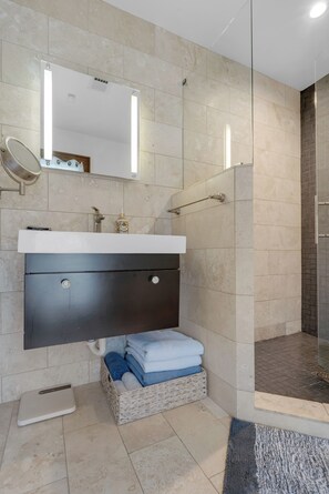 Douche, articles de toilette écologiques, sèche-cheveux