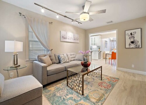 The Palm Cottage- 7 min drive to the beach