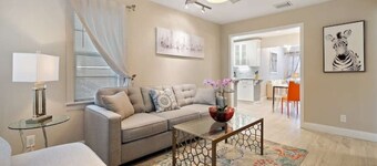 The Palm Cottage- 7 min drive to the beach