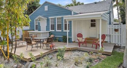 The Palm Cottage- 7 min drive to the beach