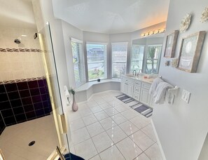 Shower, hair dryer, towels - TOP FLORIDA'S Villa Blue Lagoon (Cape Coral)