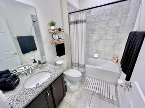 Combined shower/bathtub, hair dryer, towels - TOP FLORIDA's Villa Tranquility (Cape Coral)