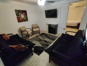 1 Schlafzimmer, Zimmersafe, Schreibtisch, Bügeleisen/Bügelbrett