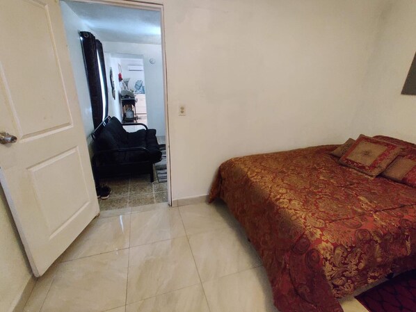 1 chambre, coffre-fort, bureau, fer et planche à repasser