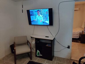 1 Schlafzimmer, Zimmersafe, Schreibtisch, Bügeleisen/Bügelbrett