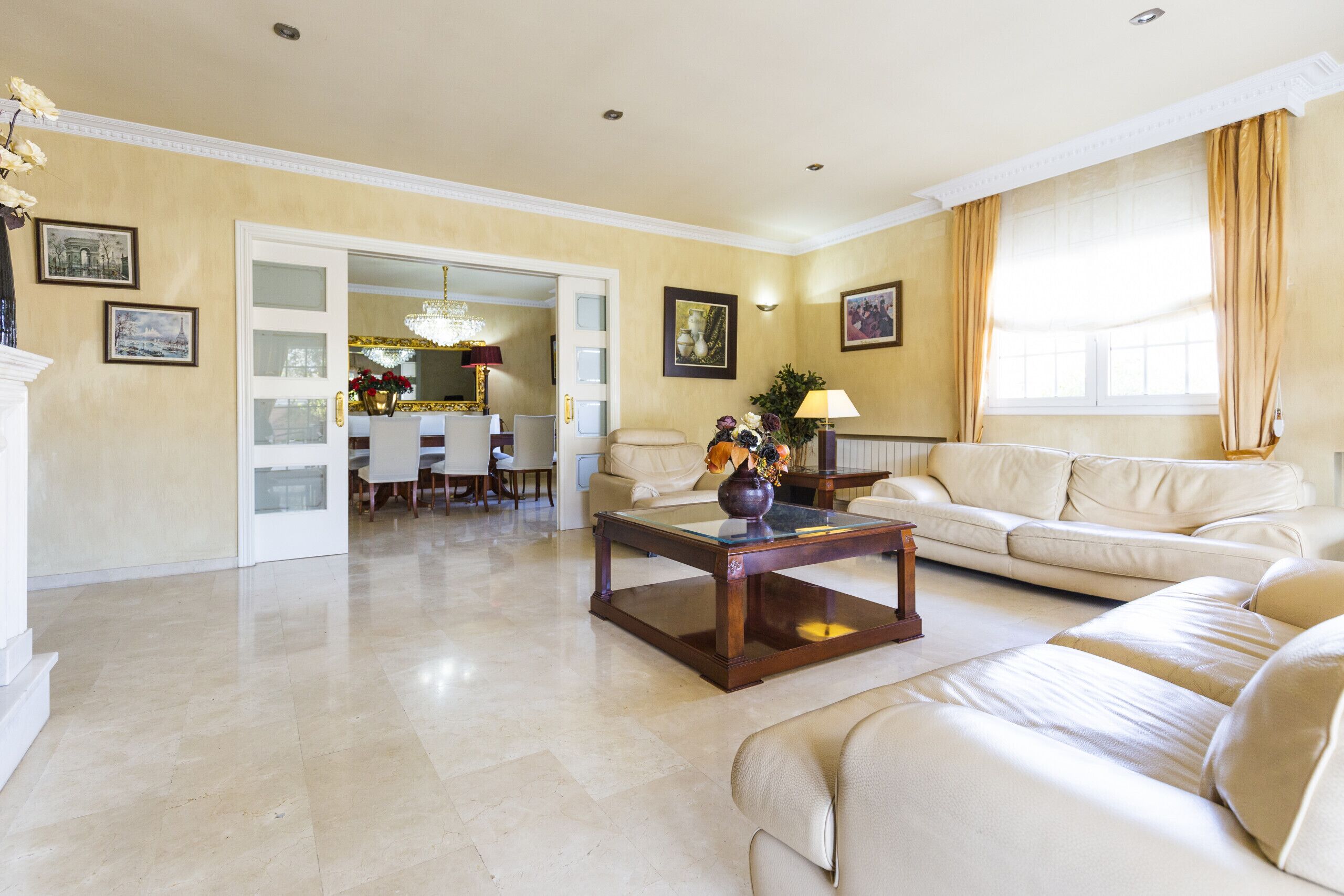 Een televisie en een open haard