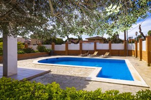 Pool - Villa VILADOMAT - Only Families (Salou)