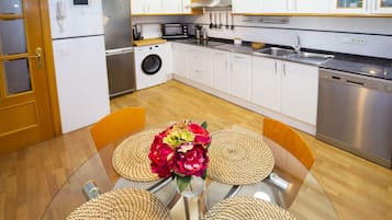 Refrigerador, microondas, horno y lavavajillas