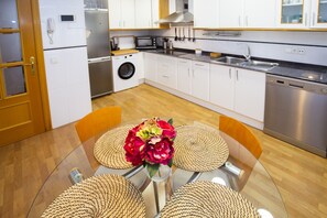 Een koelkast, een microgolfoven, een oven, een vaatwasser