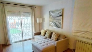 Un salon avec un canapé, une lampe et un radiateur.