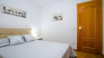 4 bedrooms, iron/ironing board, free WiFi, bed sheets