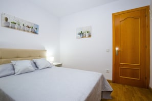 4 bedrooms, iron/ironing board, free WiFi, bed sheets