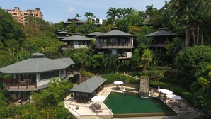 Un complexe hôtelier comprenant plusieurs bâtiments, une piscine et une végétation luxuriante.