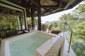 Casa Heliconia | Banheira de hidromassagem particular