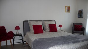3 soverom, skrivebord, strykejern/-brett og reiseseng for barn