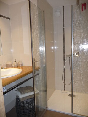 Dusche, umweltfreundliche Kosmetikartikel, Haartrockner, Toilettenpapier
