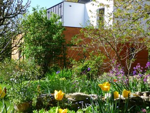 Property grounds - Contemporary house with sauna 10 kms from the sea: le jardin aux oiseaux (FEREL)