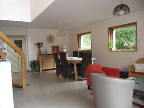 Dining - Contemporary house with sauna 10 kms from the sea: le jardin aux oiseaux (FEREL)