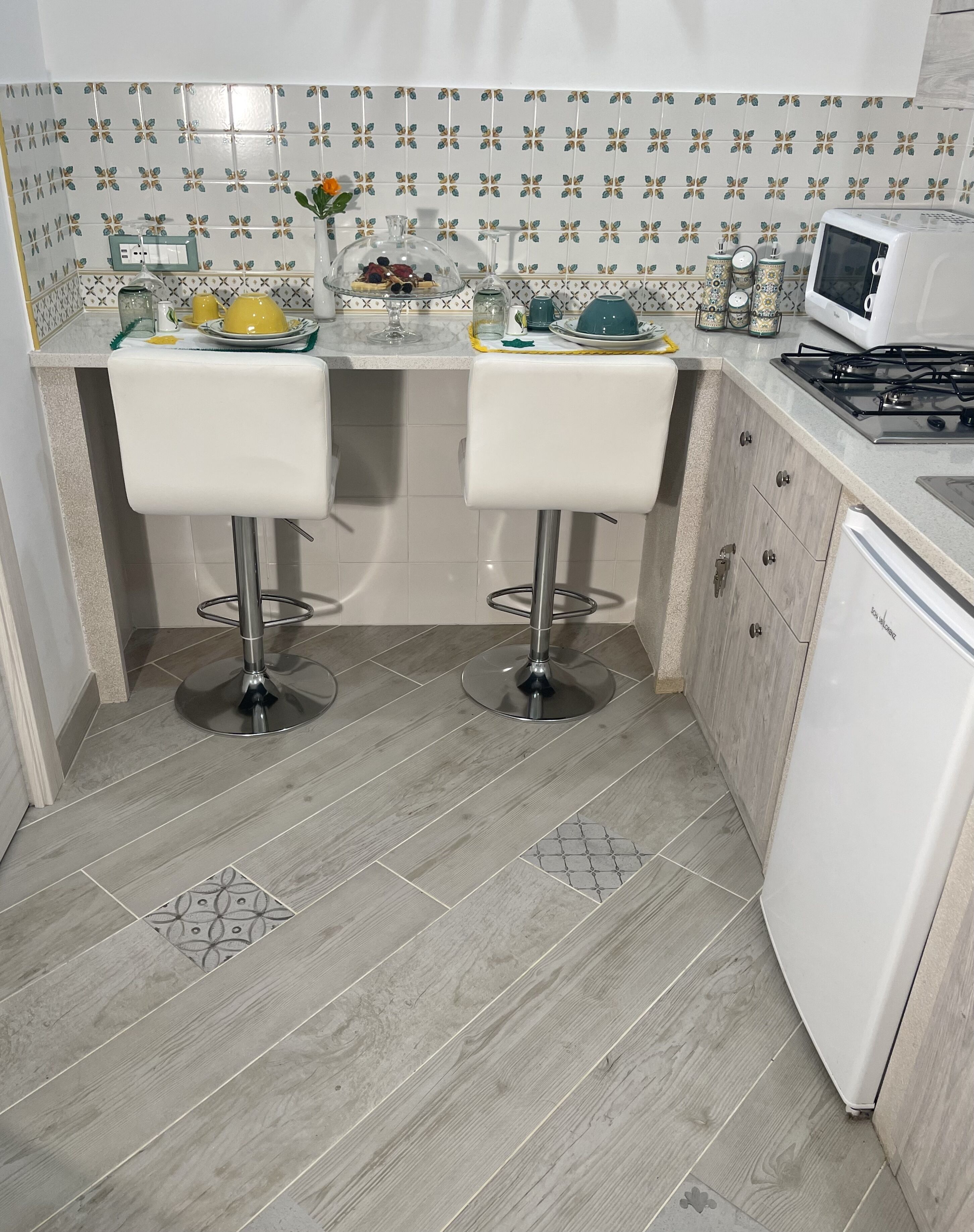 Kjøleskap, mikrobølgeovn, ovn og kokeplater