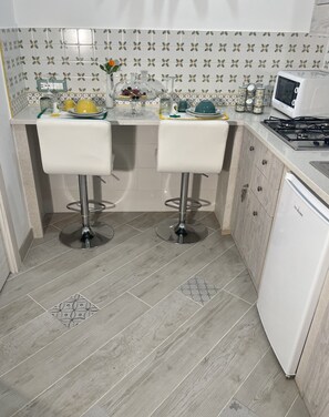 Frigorifero, microonde, forno, piano cottura