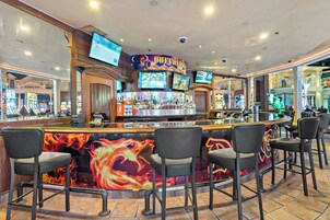4 bares/lounges
