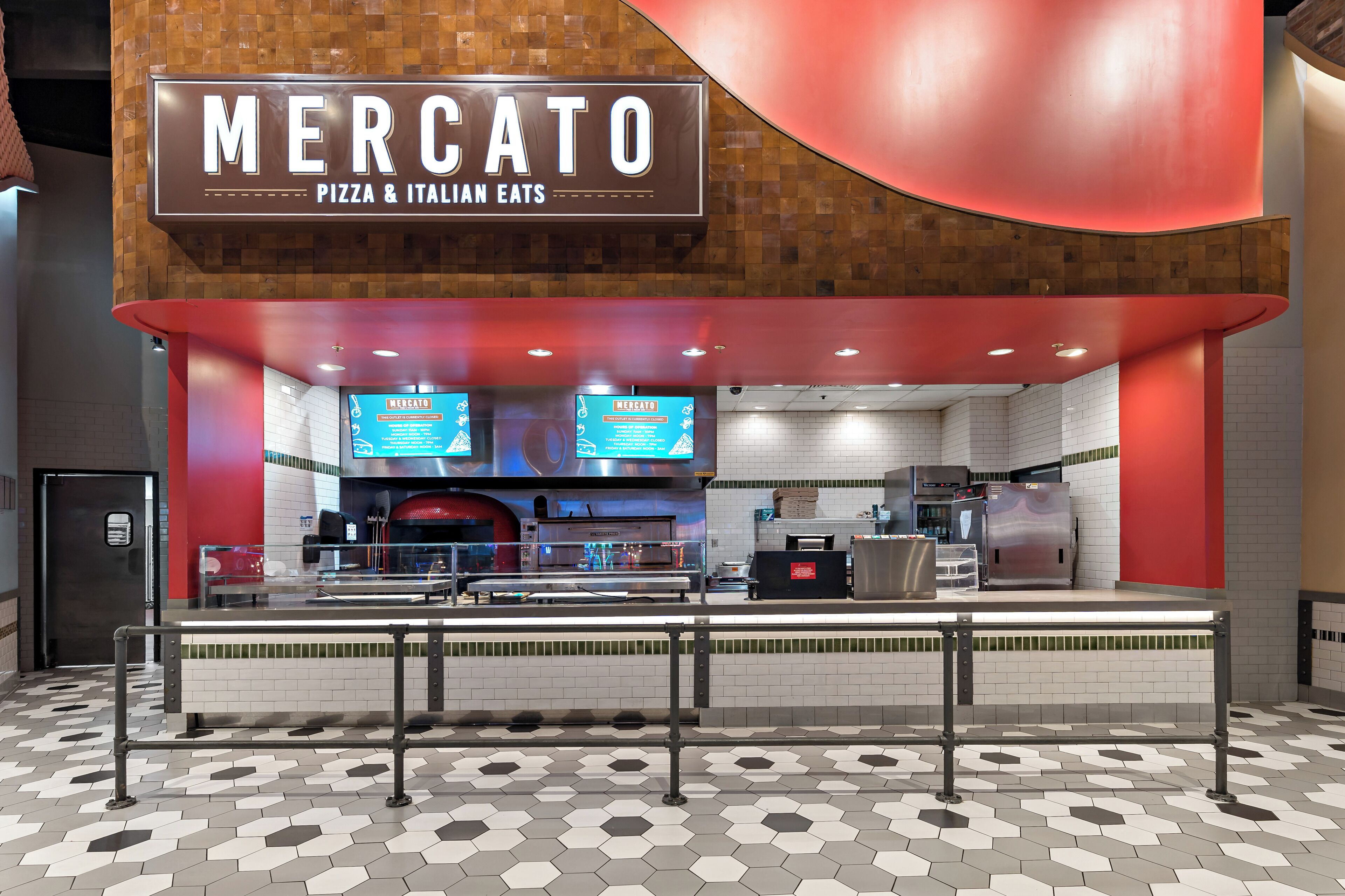 Un restaurante de pizzas y comida italiana llamado Mercato, con una decoración moderna, suelo de baldosas y una pantalla digital con el menú.