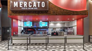 Un restaurante de pizzas y comida italiana llamado Mercato, con una decoración moderna, suelo de baldosas y una pantalla digital con el menú.