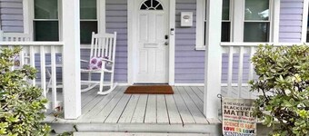 Charming Downtown Cottage~Private Yard~Near Beach