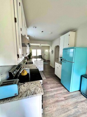 Fridge, microwave, oven, stovetop - Charming Downtown Cottage~Private Yard~Near Beach (Wilmington)