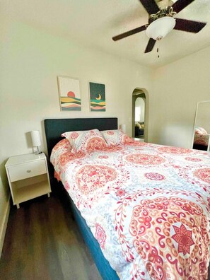 2 bedrooms, desk, WiFi, bed sheets