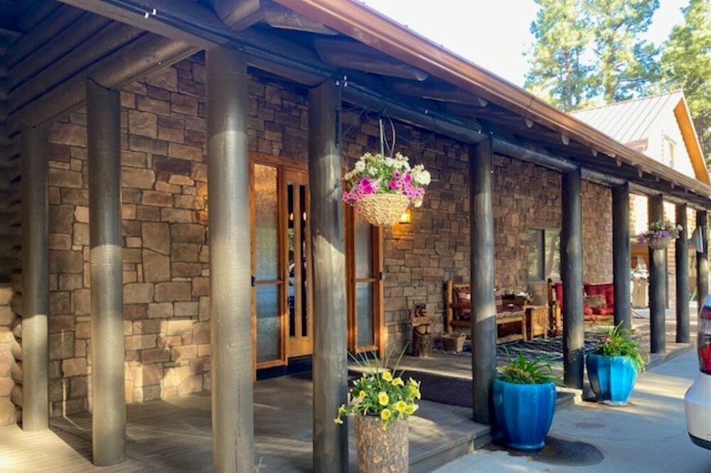 8000 SQFT, 9 BD/7BA, 5 KING SUITES,
6 PRIVATE FENCED/GATED ACRES